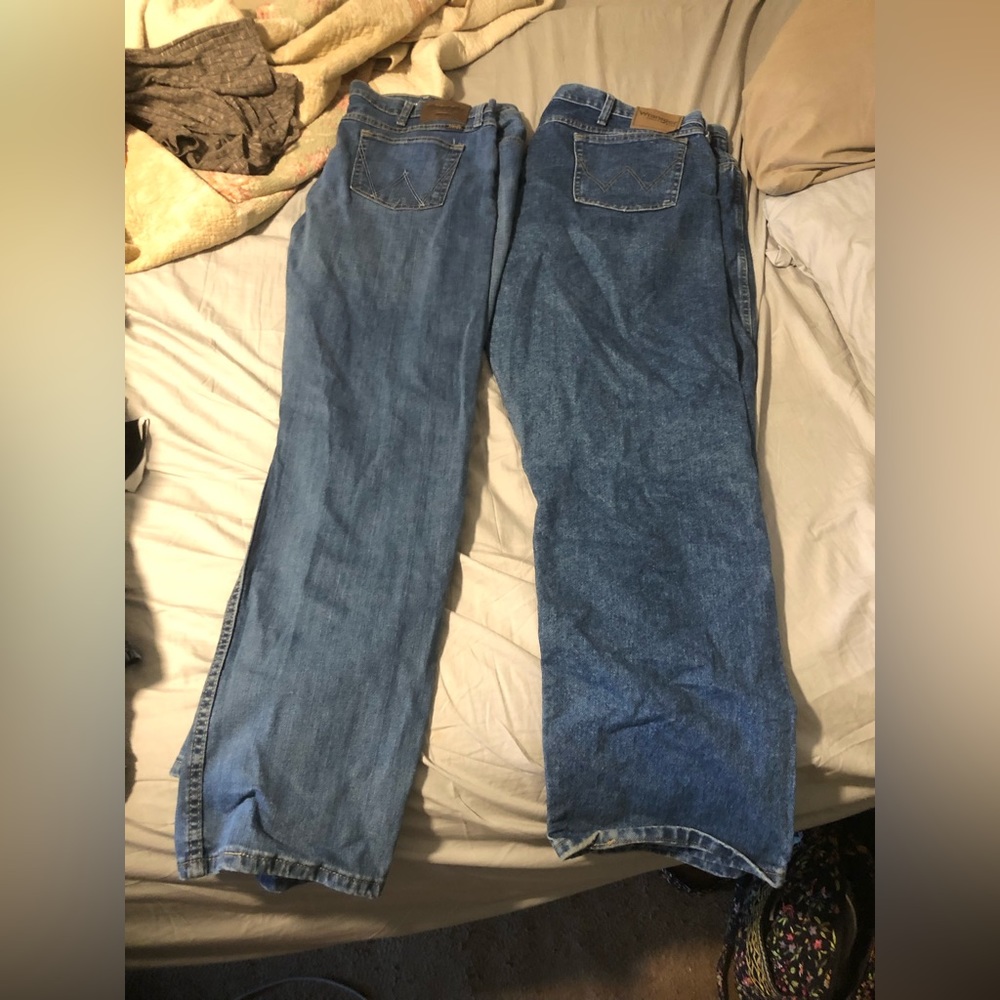 2 pair of wranglers men’s jeans